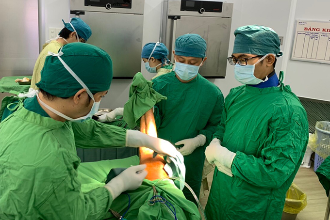 Các bác sĩ thực hiện mổ và chỉnh hình chân cho bệnh nhân 