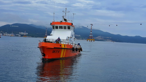 Tàu SAR27-01 đưa thuyền viên bị nạn, vào vịnh Nha Trang