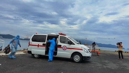Ngay sau đó thuyền viên người Philippines được xe cấp cứu đưa đến Bệnh viện đa khoa tỉnh Khánh Hòa chữa trị