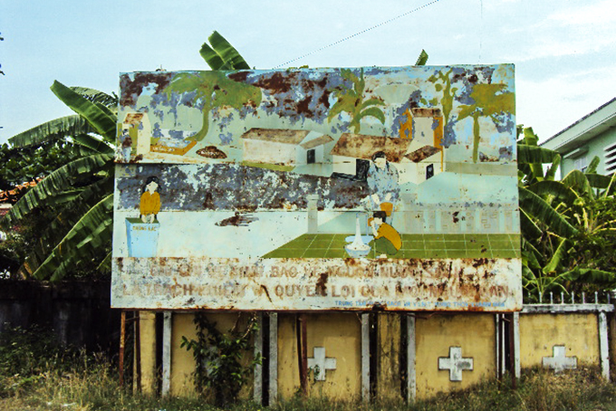 Cần làm mới bảng tuyên truyền