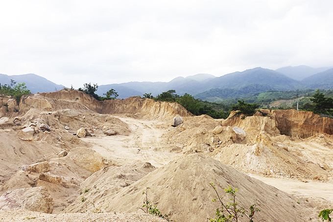 Trong khi nguồn đất san lấp bị thiếu cho dự án đường cao tốc thì một quả đồi tại xã Sơn Tân (Cam Lâm) bị khai thác trái phép.