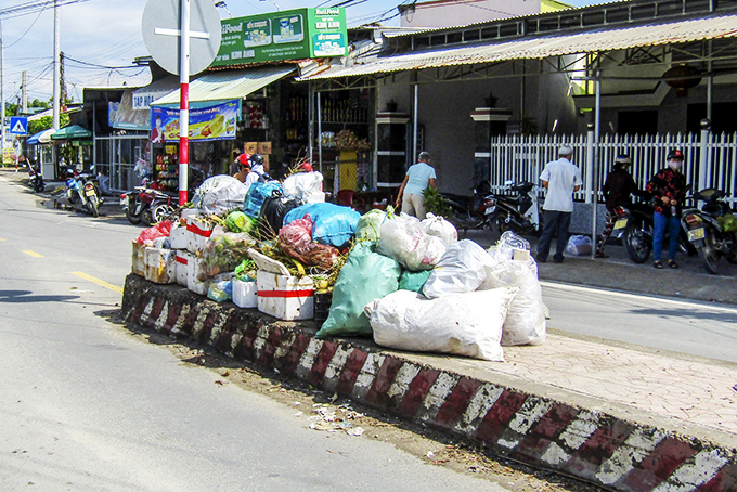 Dải phân cách thành nơi chứa rác