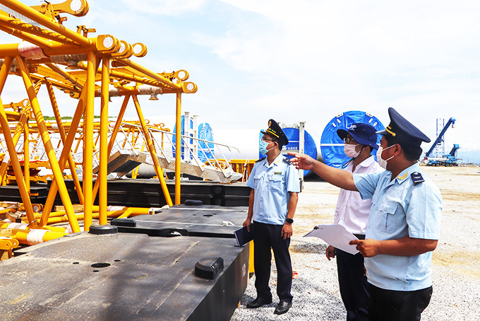 Cán bộ Chi cục Hải quan Vân Phong kiểm tra, giám sát hàng hóa xuất nhập khẩu tại Cảng Tổng hợp Nam Vân Phong. 