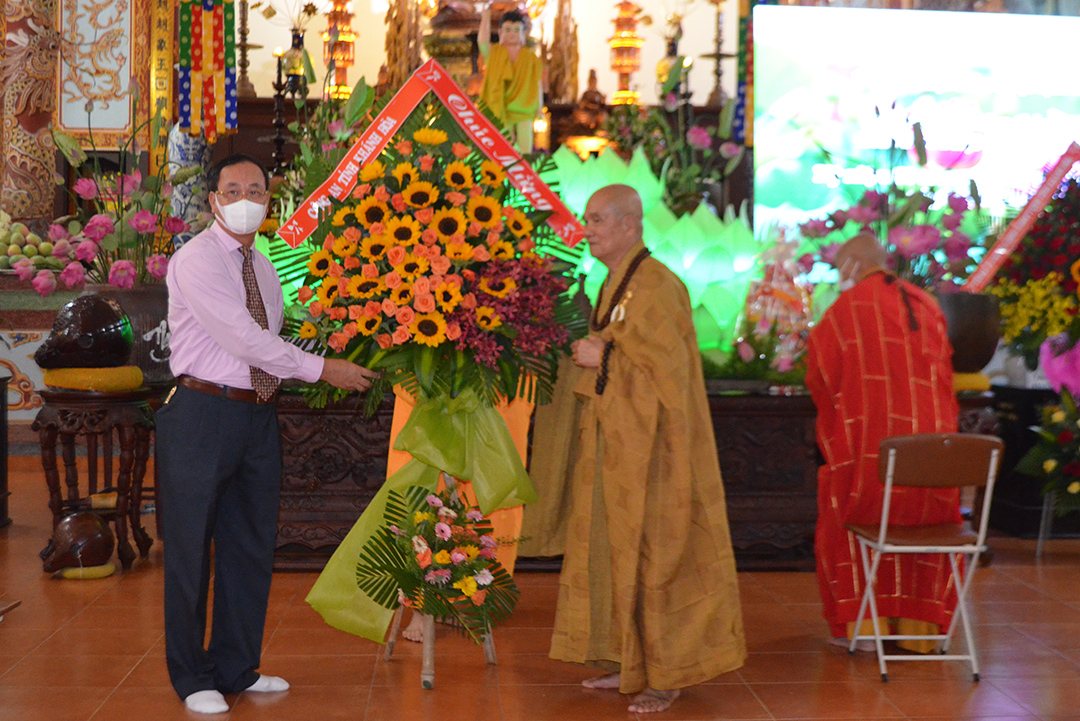 Nguyen Viet Dinh, Deputy Director of Khanh Hoa Police, offering flowers celebrating Vesak 2021