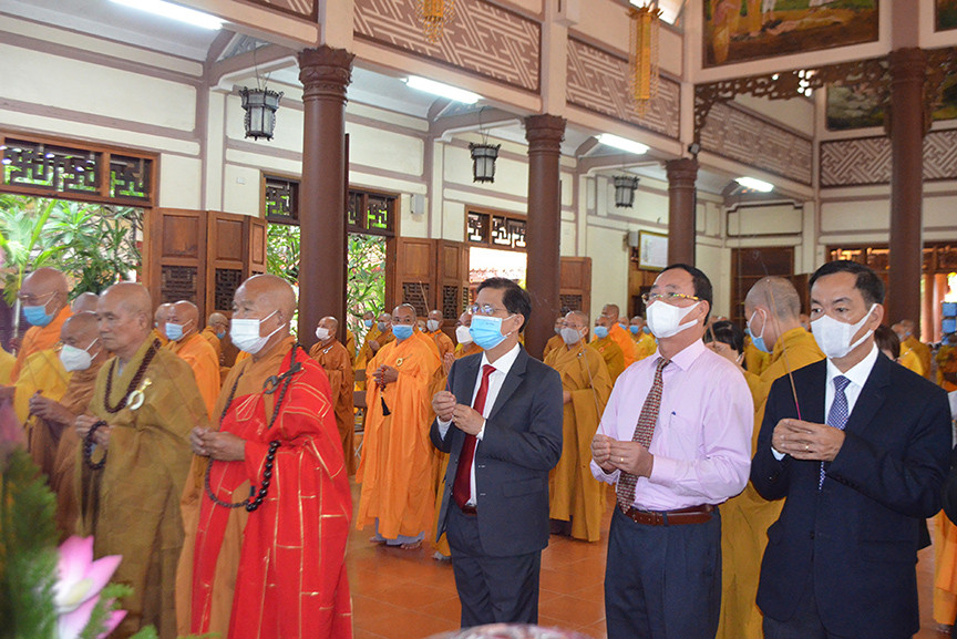 Nguyen Tan Tuan and leaderships of the provincial departments and agencies offer incense to the Buddha