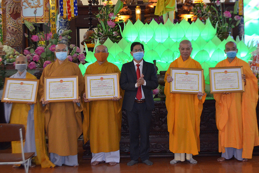 Nguyen Tan Tuan giving certificates of merit to collectives…