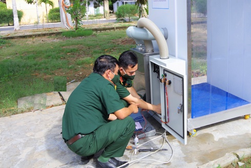 Trường Sĩ quan Thông tin chế tạo thành công thiết bị "Buồng khử khuẩn tự động"
