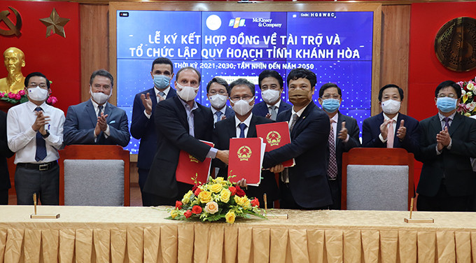Lãnh đạo Sở Kế hoạch - Đầu tư Khánh Hòa, Công ty TNHH McKinsey & Company Việt Nam và Tập đoàn FPT ký kết hợp đồng 3 bên