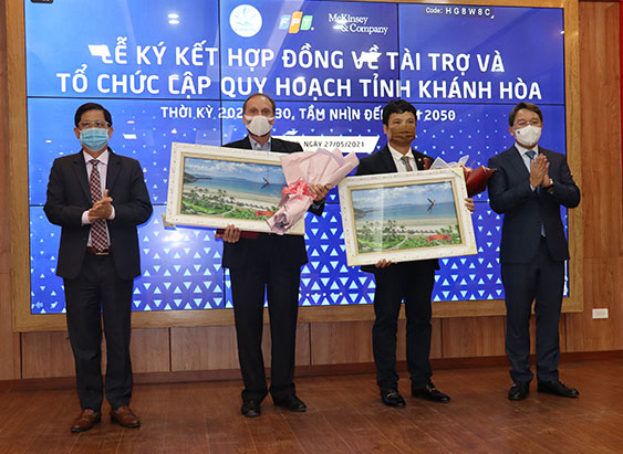 Lãnh đạo tỉnh tặng quà lưu niệm cảm ơn Tập đoàn FPT và Công ty TNHH McKinsey & Company Việt Nam.