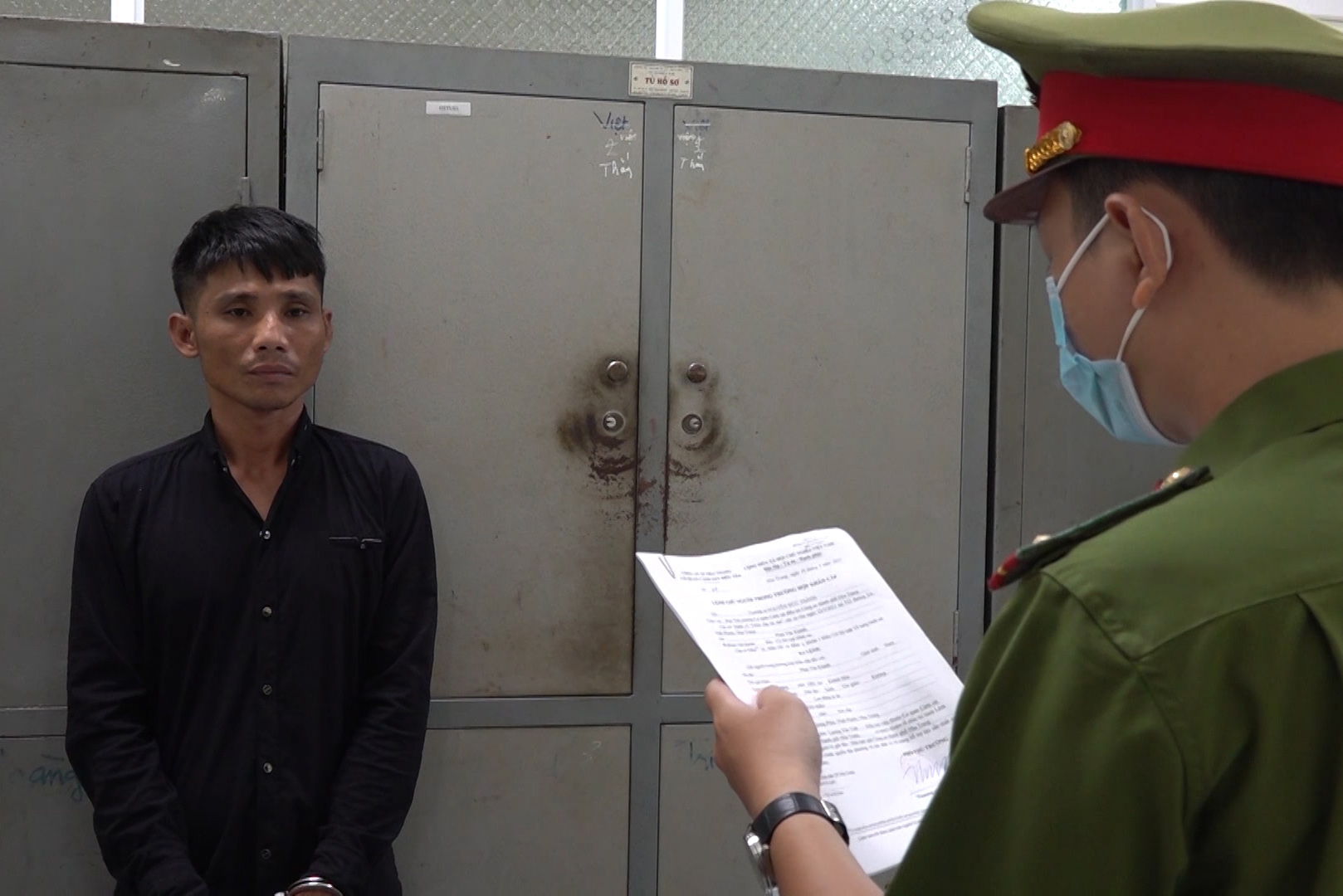 VIDEO: Bắt đối tượng đột nhập nhà dân trộm cắp tài sản