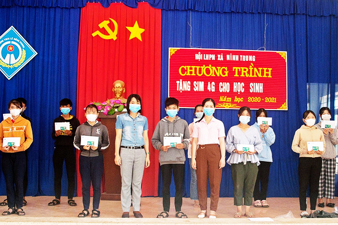 Hội Phụ nữ xã Ninh Trung tặng sim 4G cho các học sinh.