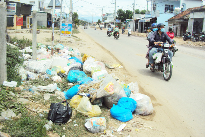 Rác chiếm hành lang tỉnh lộ