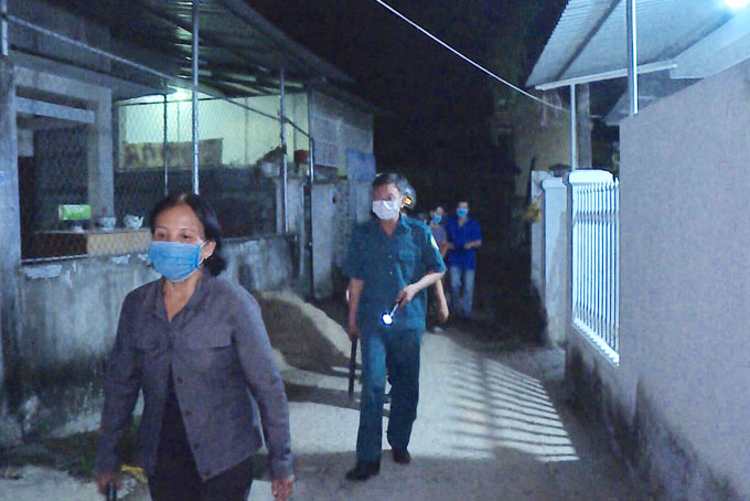 Vào mỗi tối, các thành viên tổ tự quản an ninh trật tự thôn Phú Khánh Trung đều đi tuần tra.