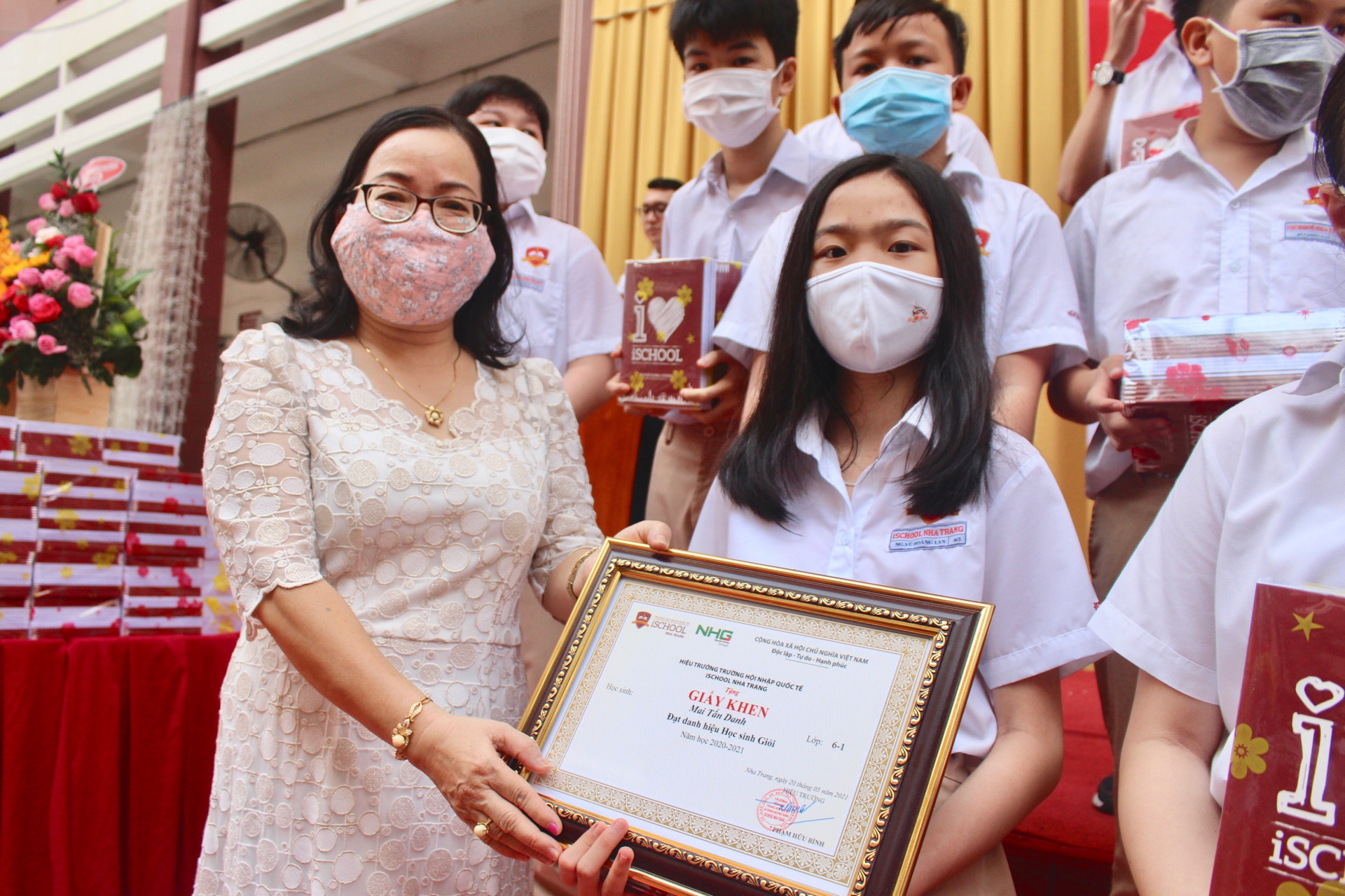 Em Nguyễn Vũ Hoàng Lan, học sinh lớp 6/3 nhận giấy khen học sinh giỏi trong năm học 2020-2021