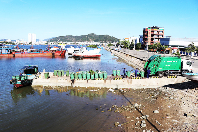 Rác ở biển thuộc vịnh Nha Trang được thu gom tập kết  để đưa đi xử lý.