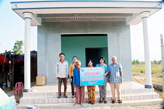 Bà Nguyễn Thị Thu Thủy - Chủ tịch Hội Phụ nữ xã (thứ 2 từ phải qua) bàn giao mái ấm tình thương cho gia đình bà Tảo.