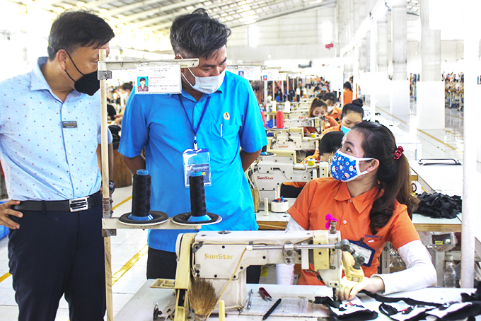 Đại diện Công đoàn Khu công nghiệp và Khu kinh tế tỉnh nắm bắt việc làm, chống dịch của công nhân Công ty TNHH Komega-X.