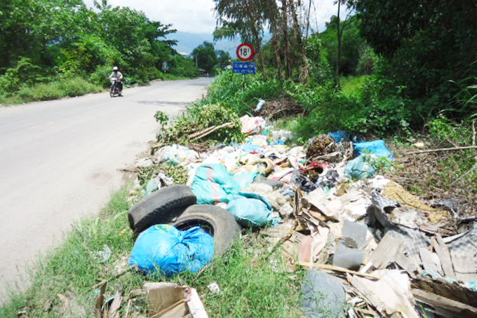 Hành lang tỉnh lộ thành nơi đổ rác
