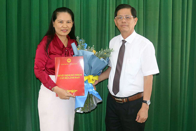  Ông Nguyễn Tấn Tuân trao quyết định cho bà Lê Vinh Liên Trang