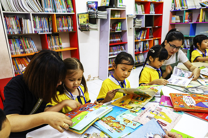 Children reading books at Khanh Hoa provincial library