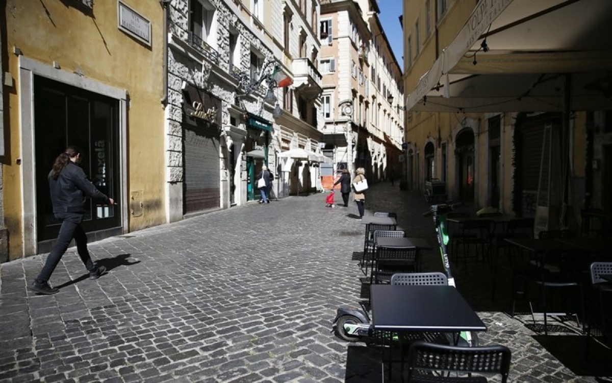 Châu Âu thận trọng mở cửa, tăng cường hàng rào vaccine trước các biến thể mới