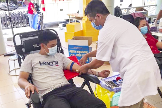 Người dân thị xã Ninh Hòa tham gia hiến máu tình nguyện.