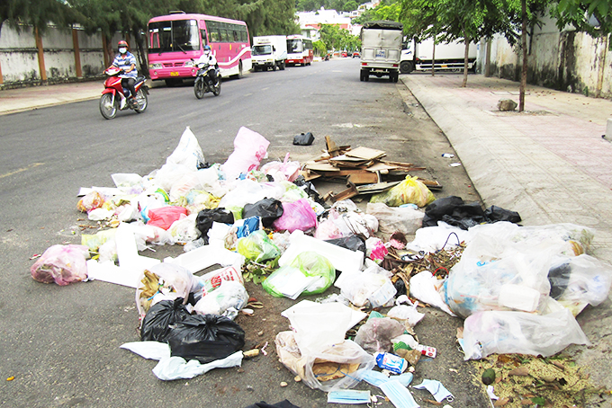 Cần đặt thùng thu gom rác thải