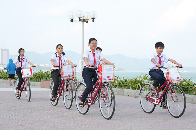 Nhiều em nhỏ có hoàn cảnh khó khăn được nhận xe đạp đến trường năm 2021.