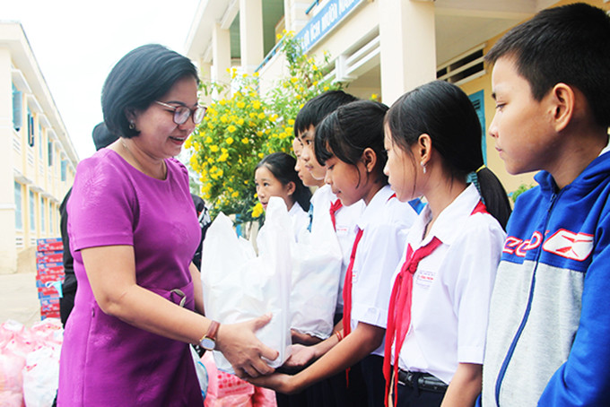 Đại diện Sở Lao động - Thương binh và Xã hội trao quà Tết cho trẻ em có hoàn cảnh khó khăn tại thị xã Ninh Hòa năm 2021. Ảnh: THANH TRÚC