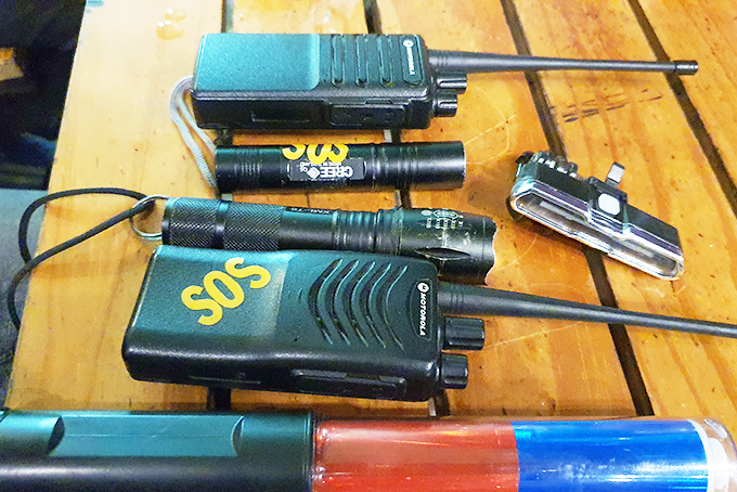 Đèn pin, máy bộ đàm và bộ dụng cụ dùng để vá xe của các thành viên trong đội.  