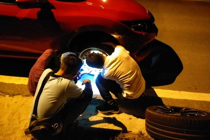 Hỗ trợ thay lốp xe cho trường hợp bị lủng lốp dưới chân đèo Cù Hin.