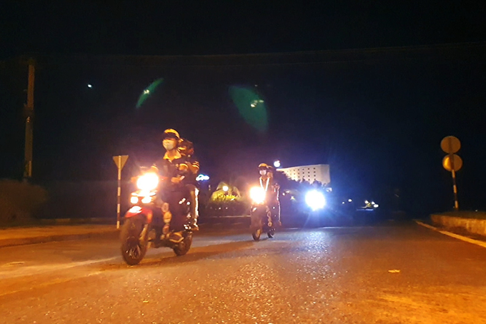 Các thành viên trong Đội SOS Cam Lâm rong ruổi trên khắp các cung đường để hỗ trợ người dân. 