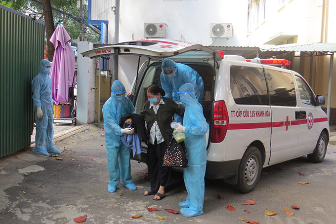 Đưa bệnh nhân có yếu tố nguy cơ cao về khu cách ly tại Bệnh viện Đa khoa tỉnh Khánh Hòa.