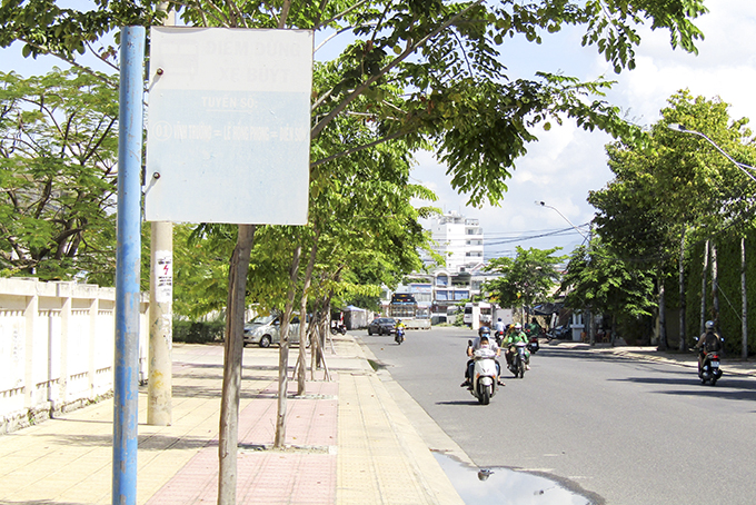 Cần làm mới biển báo điểm dừng xe buýt