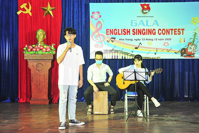 Học sinh tham gia hội thi hát tiếng Anh do Thành đoàn Nha Trang tổ chức.