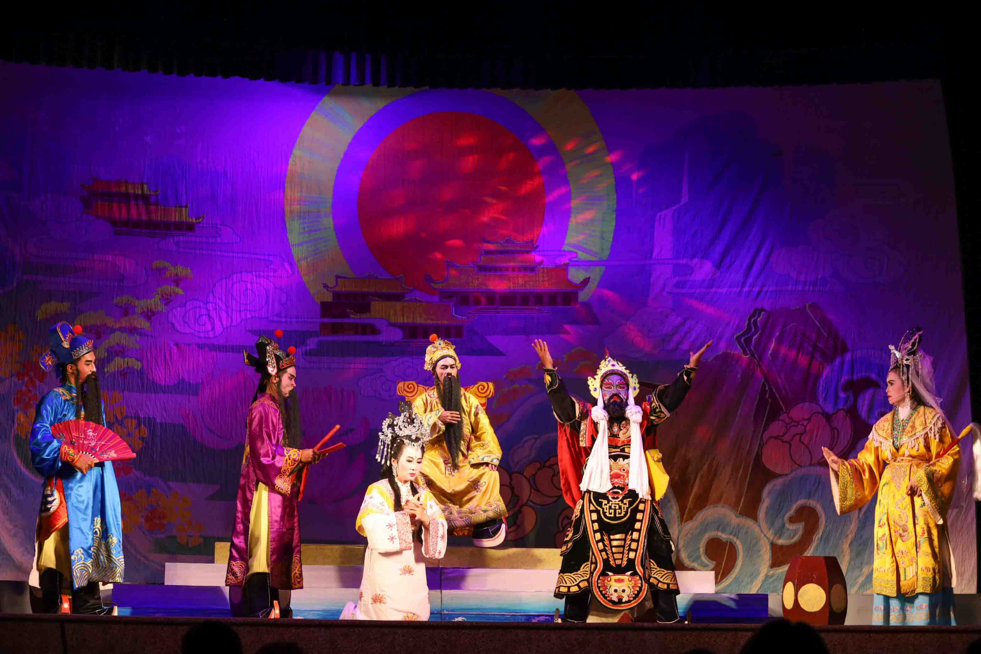 Các nghệ sĩ của Nhà hát Nghệ thuật truyền thống tỉnh Khánh Hòa trong vở tuồng Huyền thoại Mẹ xứ sở. Ảnh minh họa. 