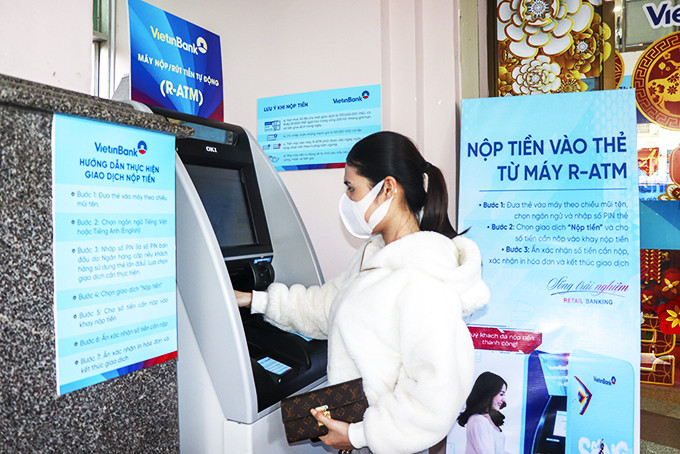  Khách hàng nộp tiền mặt bằng hệ thống máy R-ATM tại VietinBank Khánh Hòa.