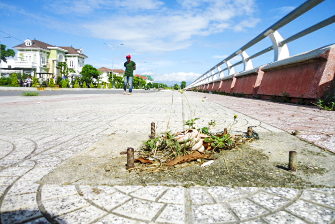 Cọc sắt nơi hành lang đi bộ