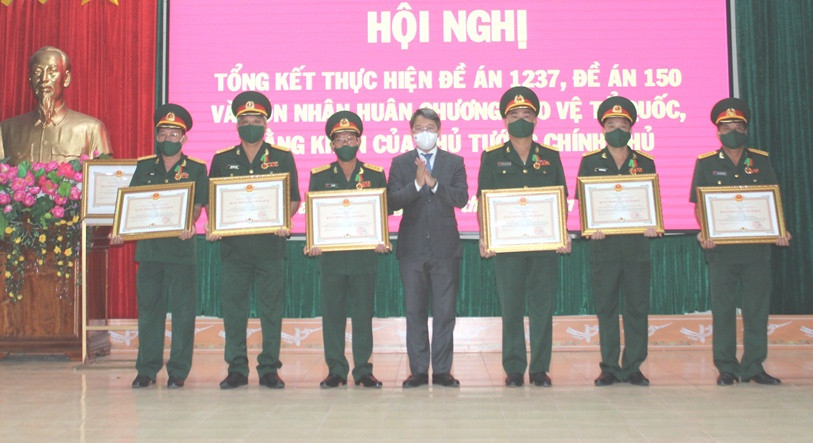 Ông Nguyễn Hải Ninh trao Huân chương Bảo vệ Tổ quốc các hạng cho các cá nhân.