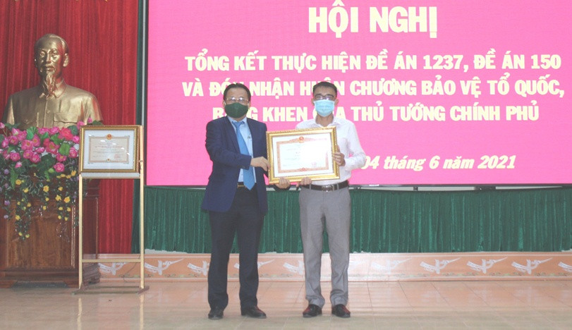 Ông Lê Hữu Hoàng trao bằng khen của Thủ tướng Chính phủ cho Văn phòng Tỉnh ủy.