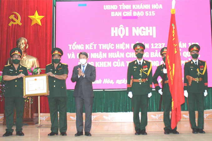 Ông Nguyễn Hải Ninh trao Huân chương Bảo vệ Tổ quốc hạng Ba cho lực lượng vũ trang tỉnh.