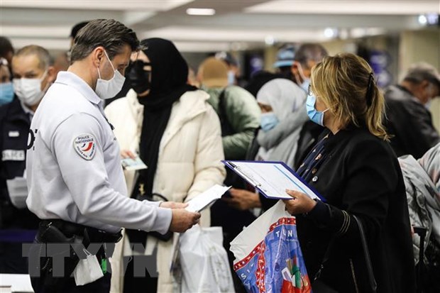 Cảnh sát kiểm tra giấy tờ của hành khách tại sân bay Nice, miền Nam nước Pháp, ngày 22/2/2021. (Nguồn: AFP/TTXVN)