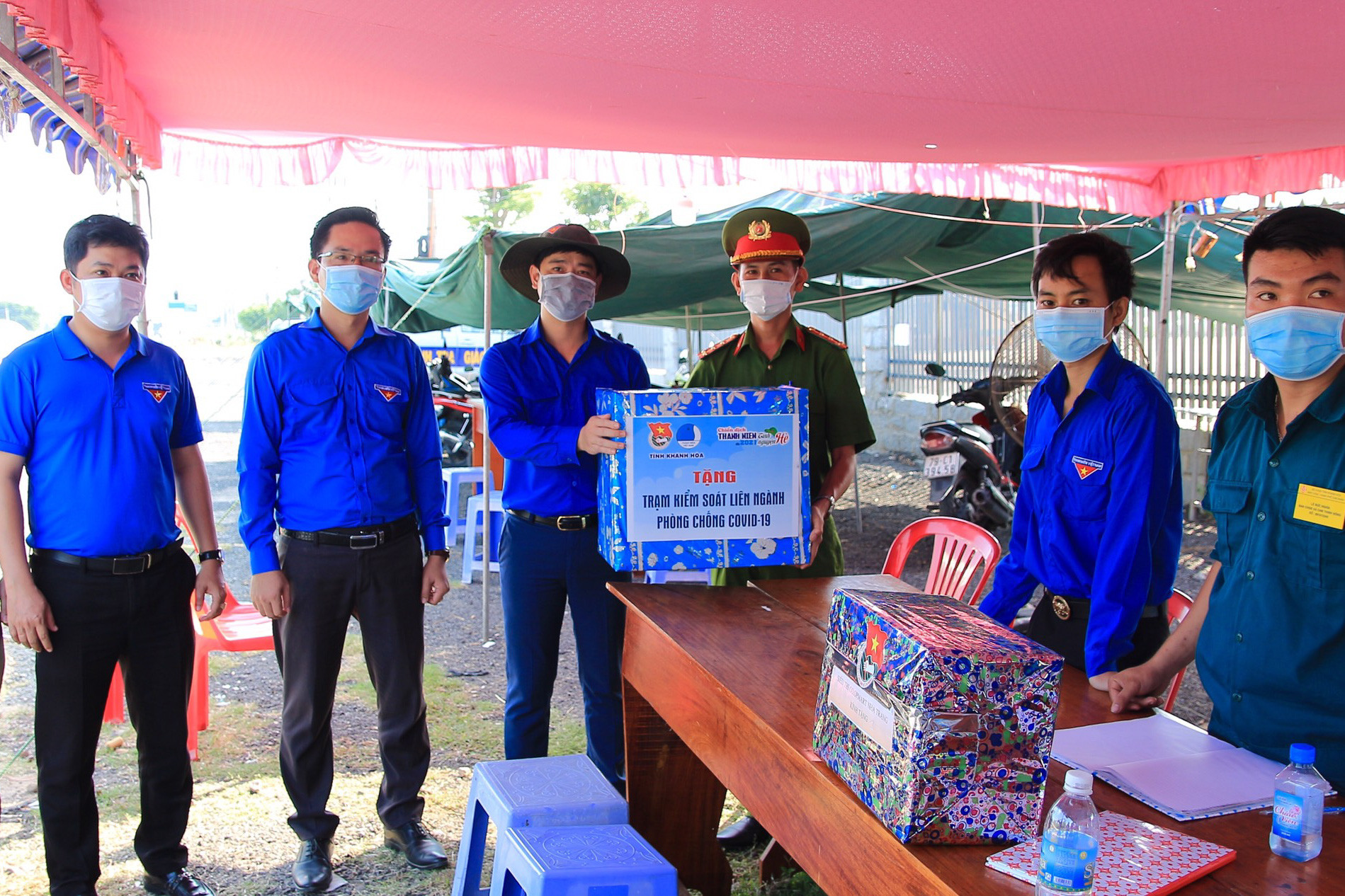 Thăm, tặng quà trạm kiểm soát liên ngành phòng, chống Covid-19 tại xã Cam Thịnh Đông