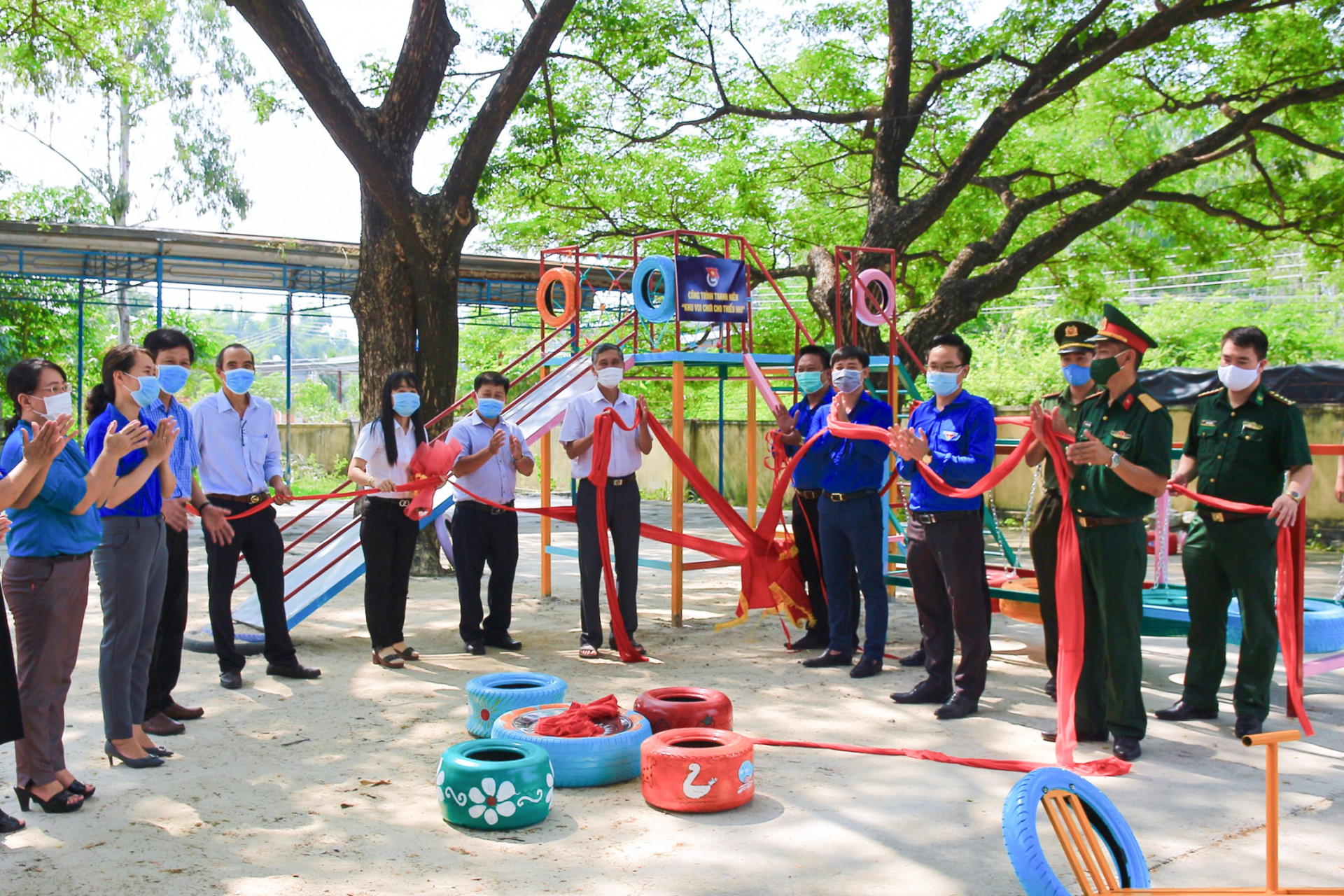 Các đại biểu khánh thành công trình thanh niên Khu vui chơi thiếu nhi tại Trường Tiểu học Cam Thành Nam