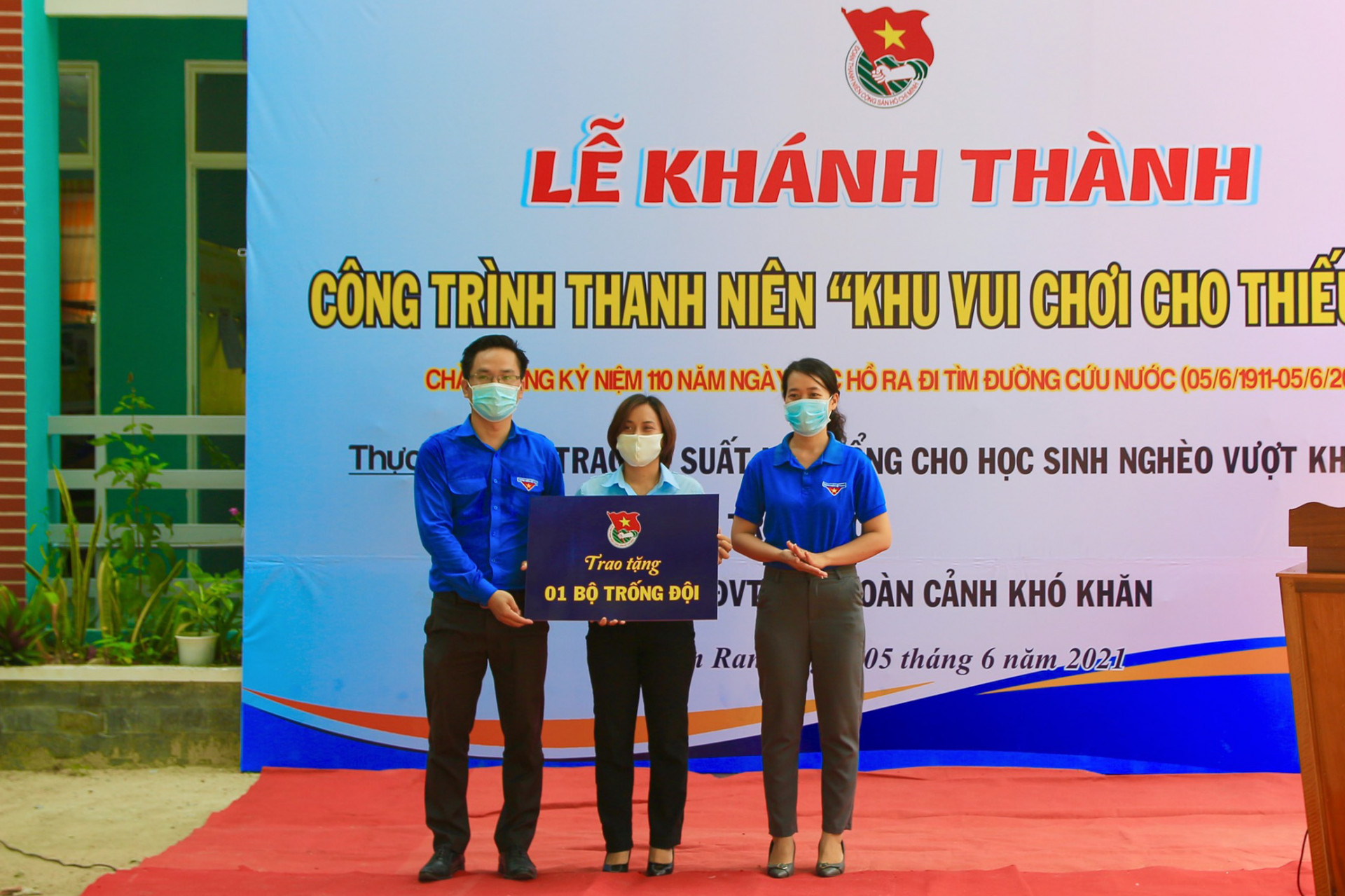 Đoàn Khối các cơ quan tỉnh và Thành đoàn Cam Ranh trao tặng 1 bộ trống Đội cho Trường Tiểu học Cam Nghĩa 2