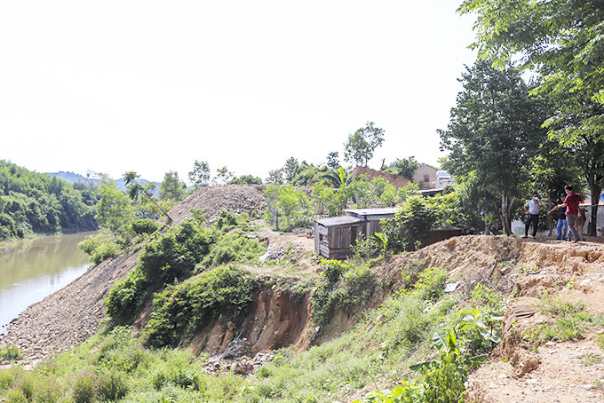 Nhà dân nằm trong khu vực sạt lở thuộc thôn Bầu Sang.