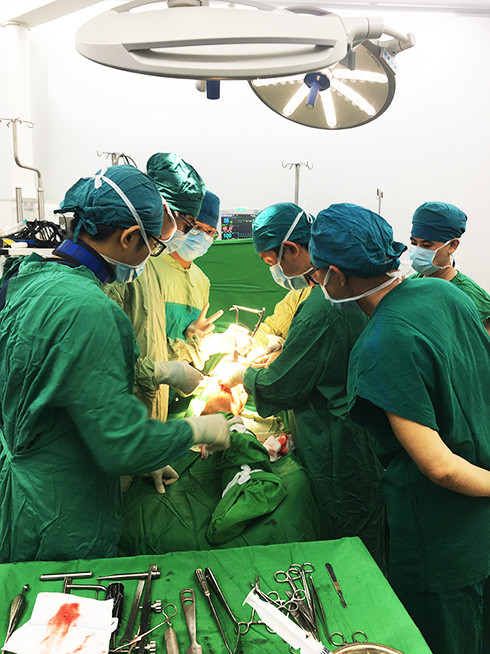 Các bác sĩ Bệnh viện Đa khoa tỉnh thực hiện cắt, lọc vết thương ở chân  cho bệnh nhân bị nhiễm trùng.