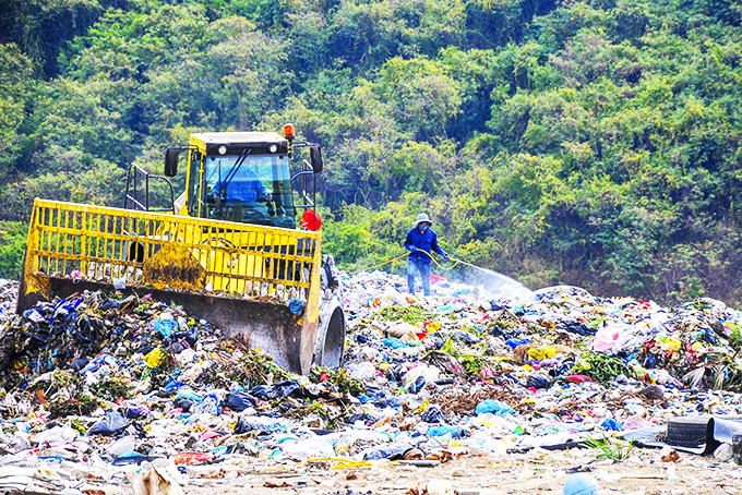 Xử lý rác thải tại bãi rác Lương Hòa, TP. Nha Trang.