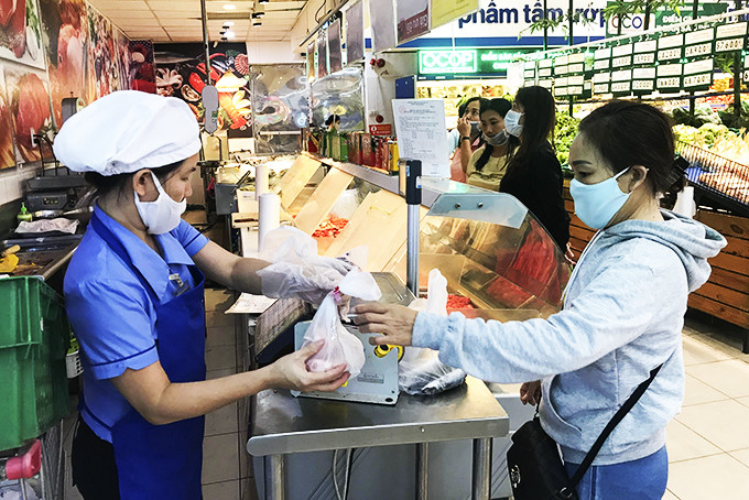 Người dân mua thực phẩm tại siêu thị Co.opmart Nha Trang.