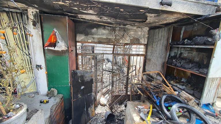 Toàn bộ tài sản trong căn nhà và tiệm điện nước của gia đình ông Sơn đã bị  &quot;bà hỏa &quot; thiêu rụi